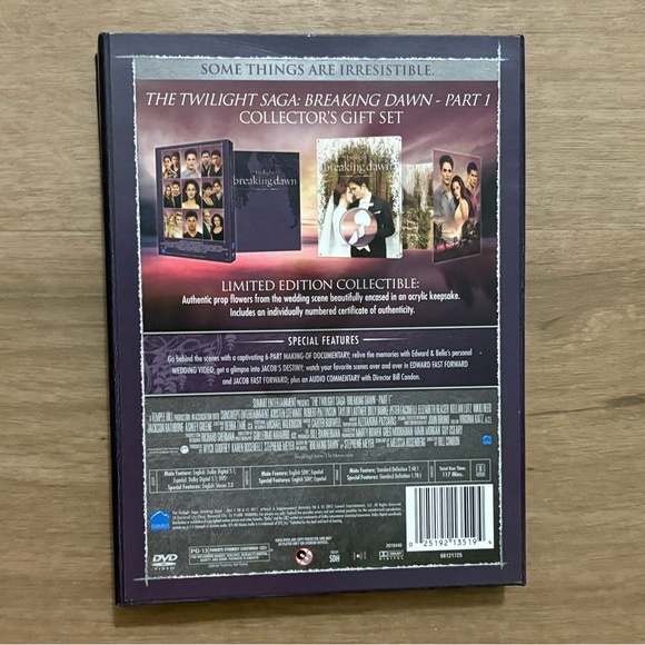 Twilight Saga Breaking Dawn part 1 DVD set with collectible prop flower Like New - Picture 7 of 7
